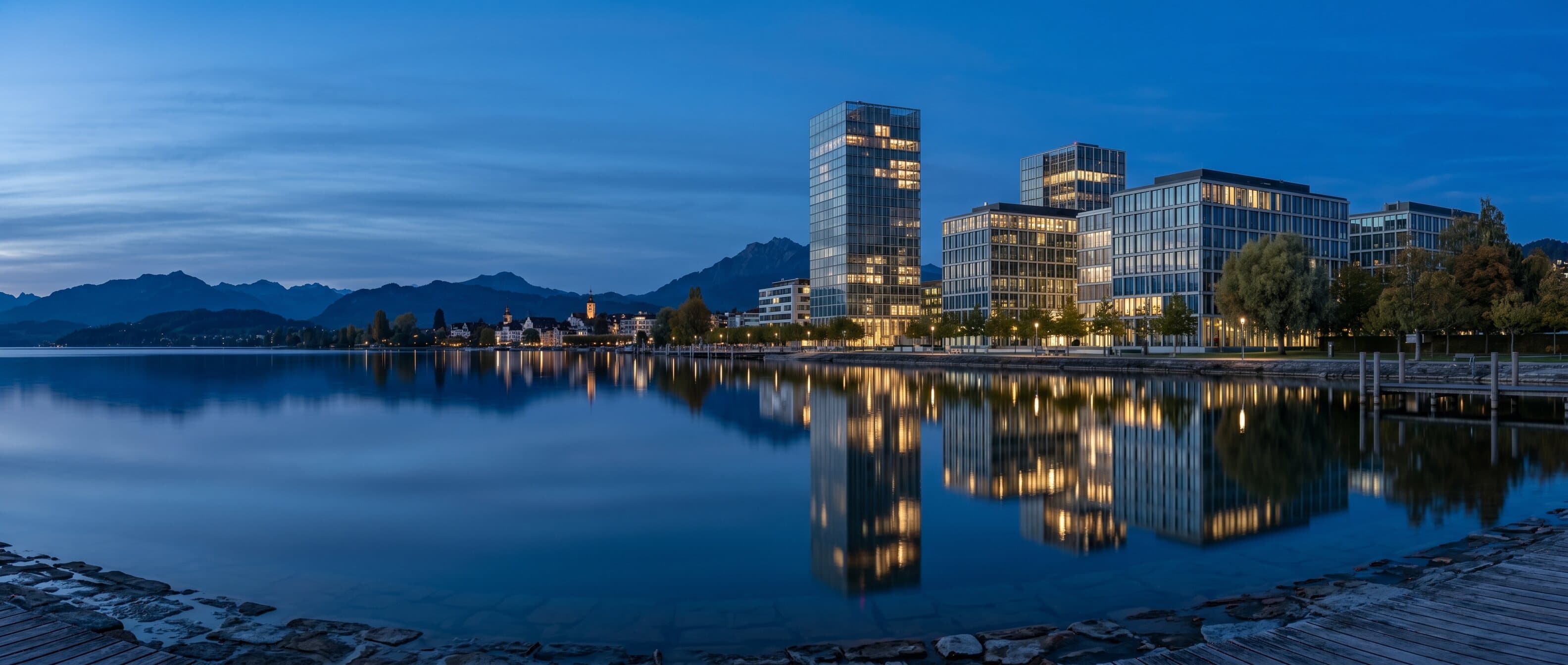 Moderne Geschäftsgebäude in Zug am See bei Abenddämmerung